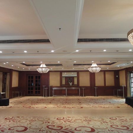Radisson Hotel Варанаси Экстерьер фото