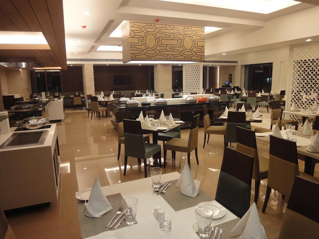 Radisson Hotel Варанаси Экстерьер фото