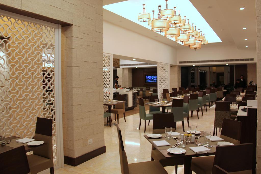 Radisson Hotel Варанаси Экстерьер фото